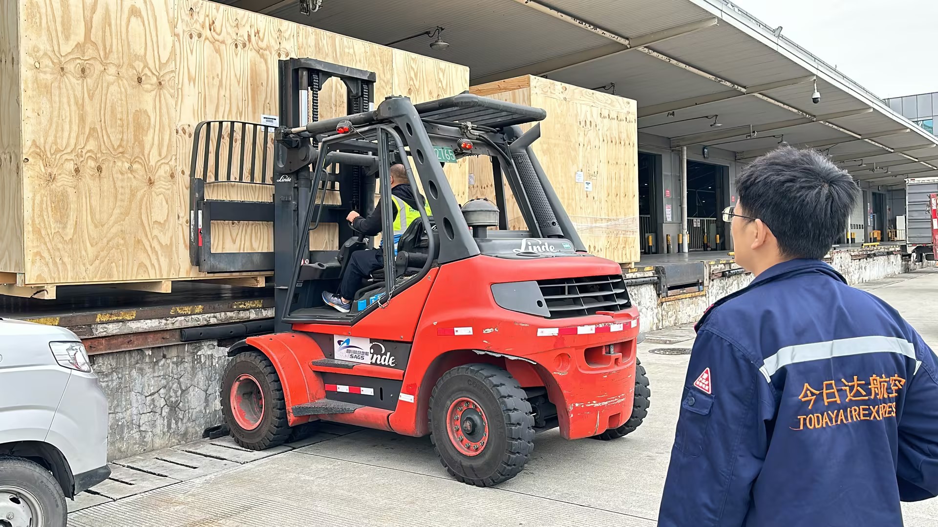 成都今日達(dá)航空物流公司成功派送重要設(shè)備制罐機(jī)