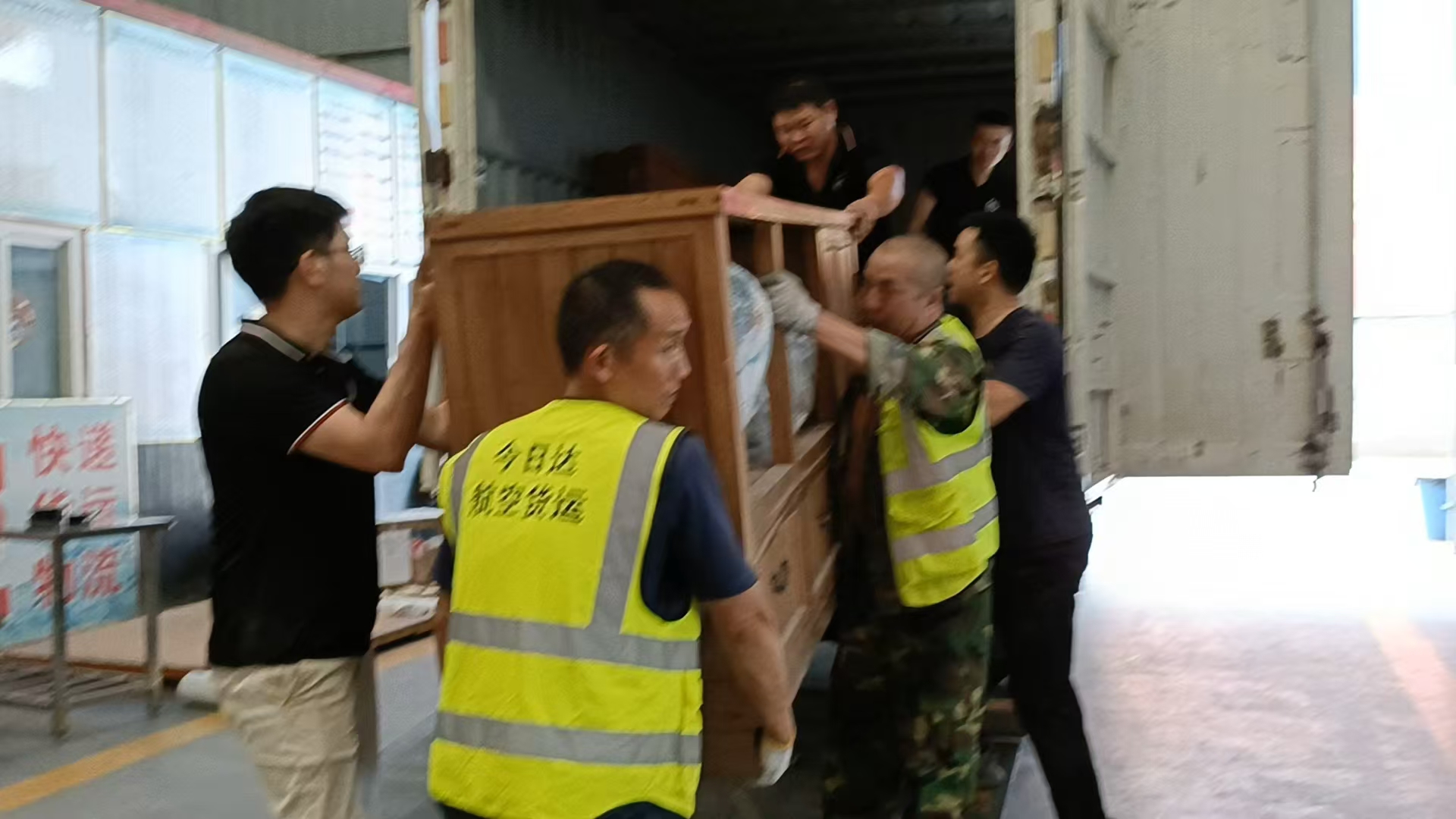 老物件9.6M專車發往克拉瑪依